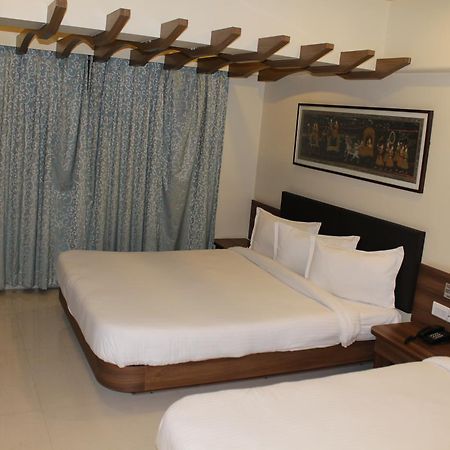 Shreeji Vatika Hotel Surat Esterno foto