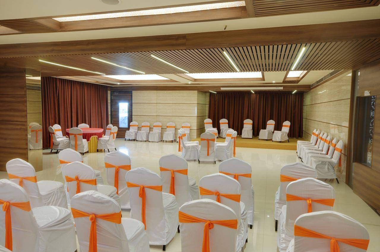 Shreeji Vatika Hotel Surat Esterno foto