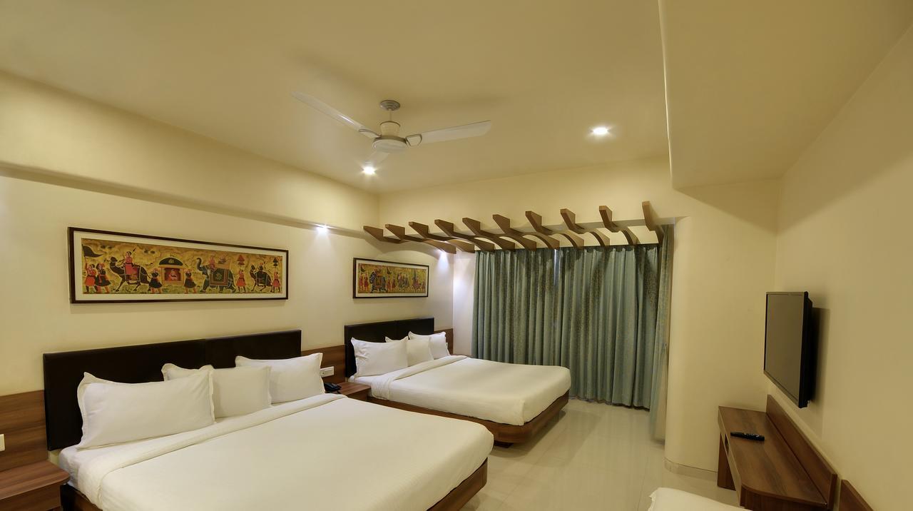 Shreeji Vatika Hotel Surat Esterno foto