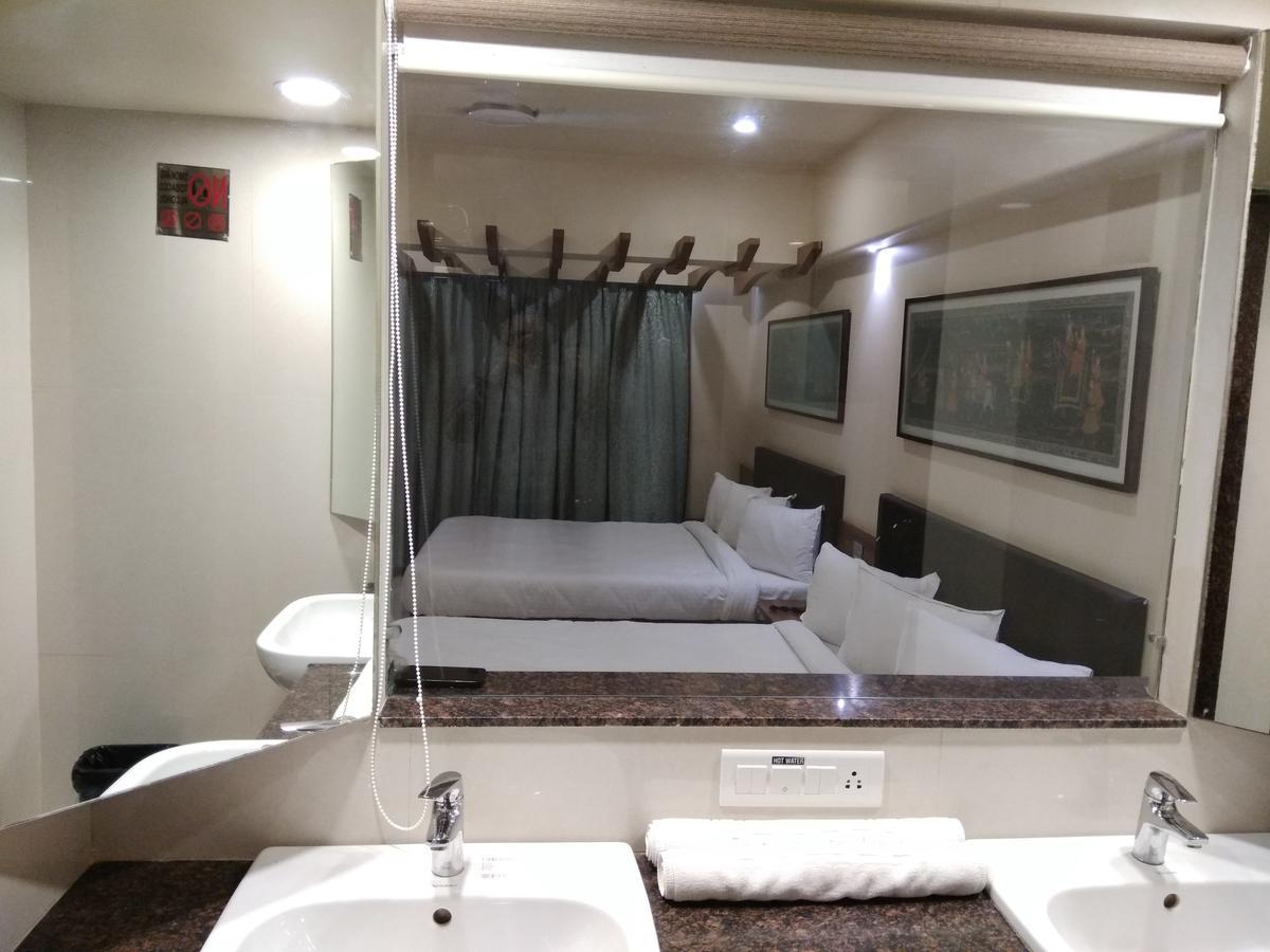 Shreeji Vatika Hotel Surat Esterno foto