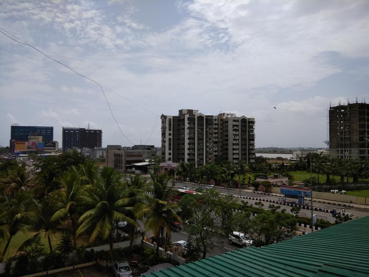Shreeji Vatika Hotel Surat Esterno foto