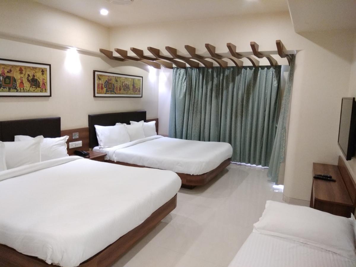 Shreeji Vatika Hotel Surat Esterno foto