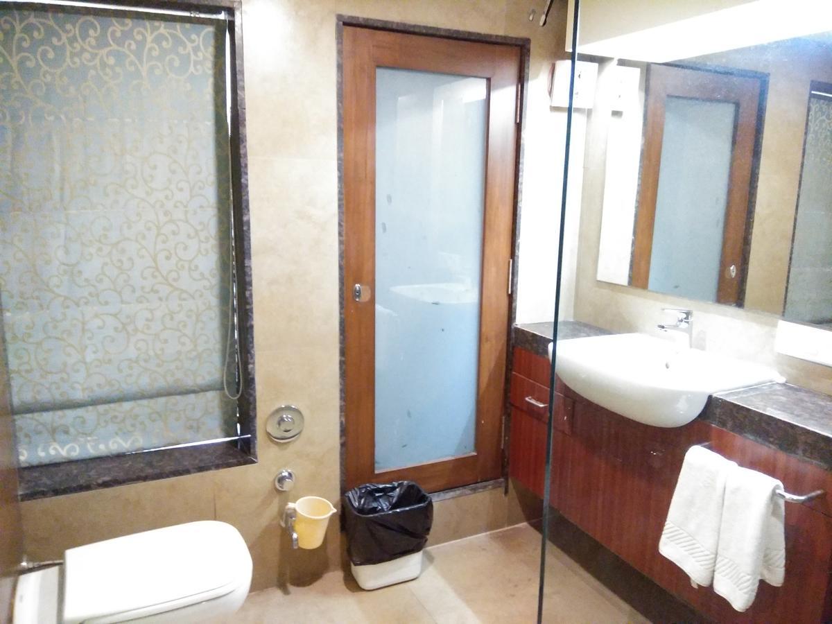 Shreeji Vatika Hotel Surat Esterno foto