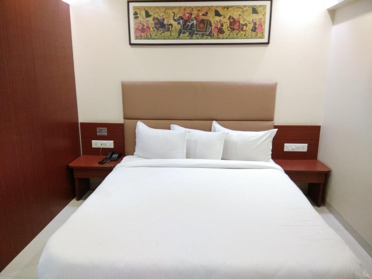 Shreeji Vatika Hotel Surat Esterno foto
