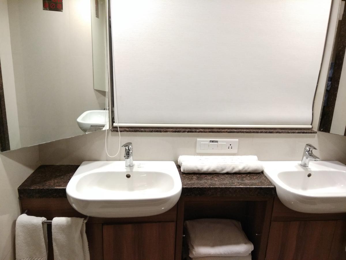 Shreeji Vatika Hotel Surat Esterno foto