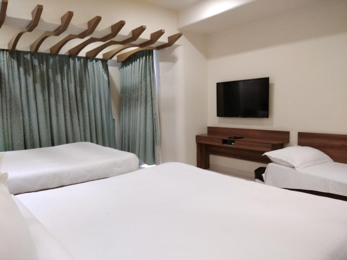 Shreeji Vatika Hotel Surat Esterno foto